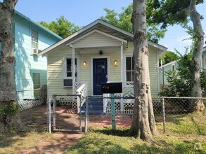 Building Photo - Single family home - 3 bedrooms - Recently...