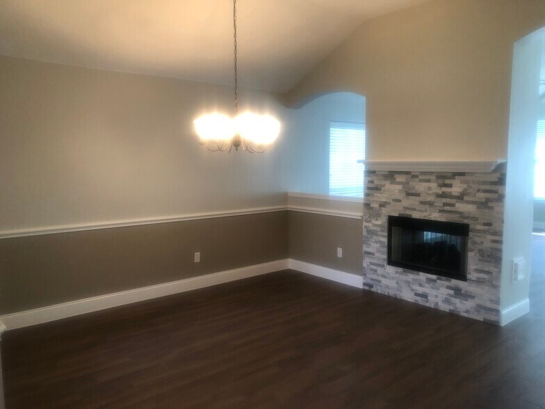 Building Photo - 19306 Pinewood Bluff Ln