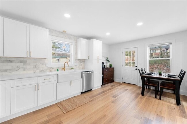 Building Photo - 150 Sweetwater St