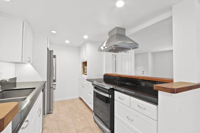Building Photo - Coastal Living in the Heart of Corona del Mar