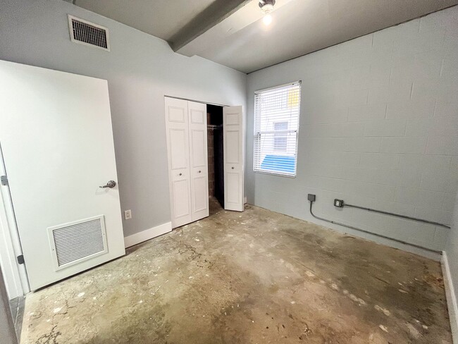 Building Photo - Lofts Oasis #117 - Pet Friendly