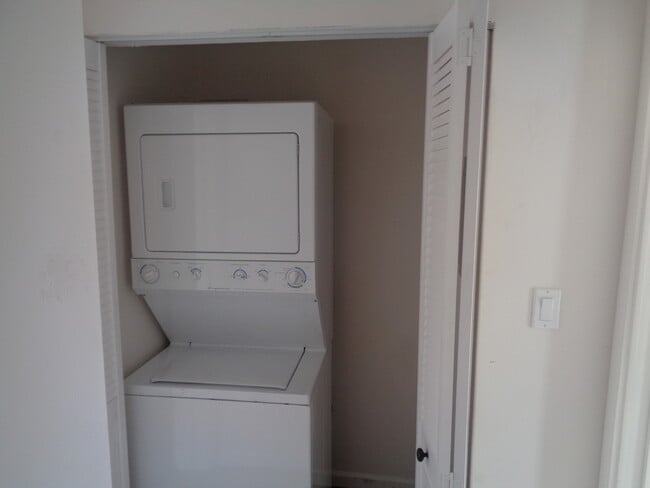 Building Photo - 357