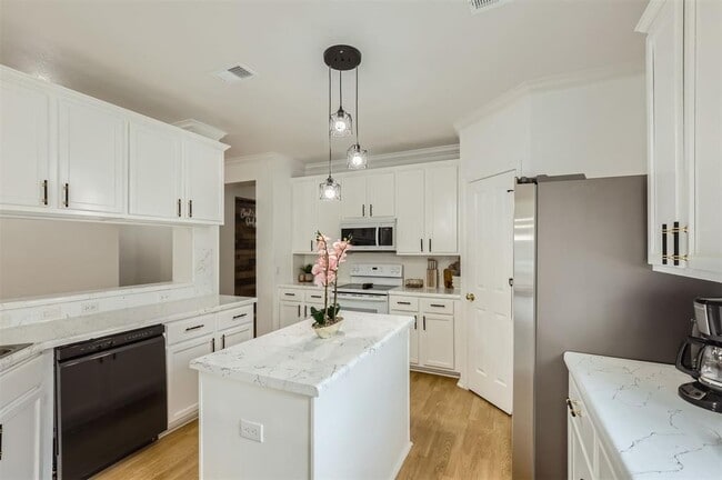 Building Photo - 1016 Thackeray Ln