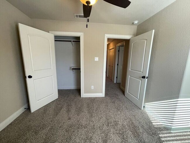 Building Photo - 3BD/2.5BA Benbrook Townhome – 9-Ft Ceilings, Granite Kitchen, Walk-In Master Shower, Attached Gar...