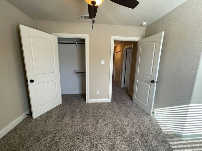 Building Photo - Beautiful Benbrook 3B/2.5B Townhome ((Stai...