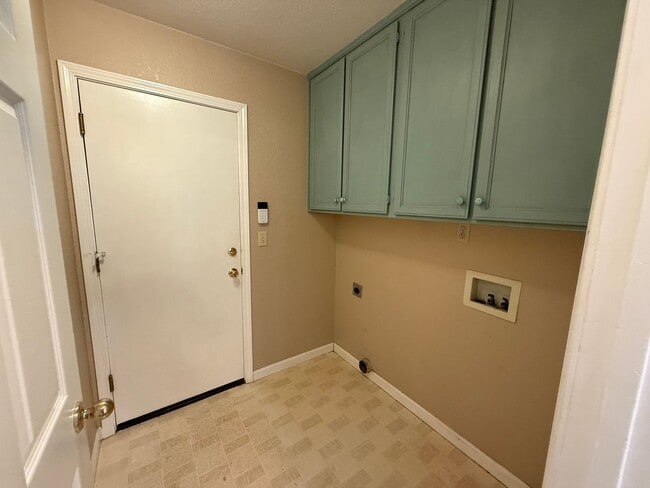 Building Photo - 4-bedroom Single Story home in Ripon!