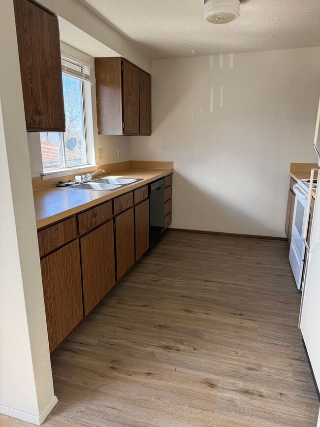 Building Photo - Newly remolded 3b/1b duplex