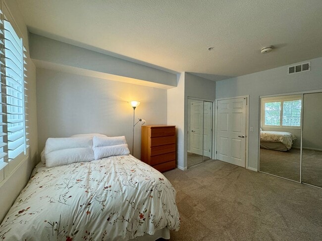 Building Photo - Enjoy the Best of Pasadena from This Beautifully Maintained Condo