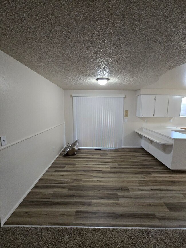 Building Photo - DYF-404-KA