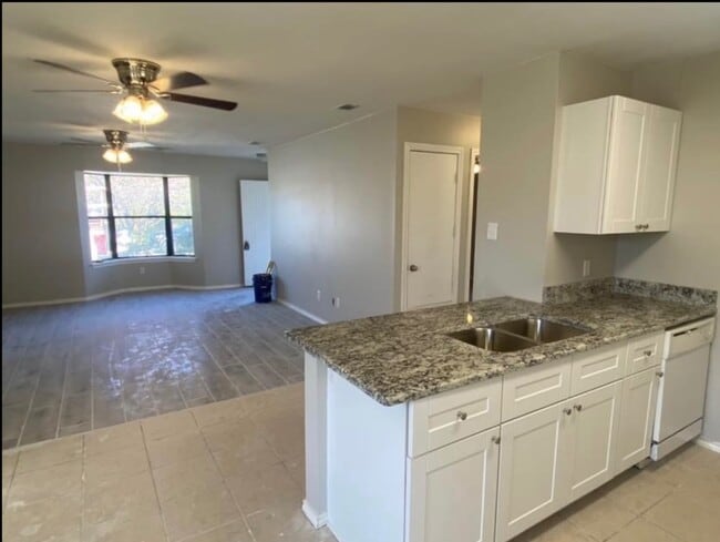 Building Photo - 4139 Stoneridge Dr