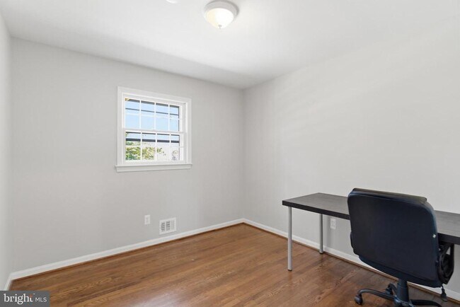 Building Photo - 9116 Hamilton Dr