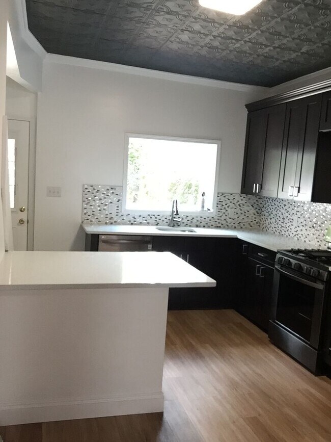 Building Photo - Gorgeous 3 Bedroom Reno in South Side. Ope...