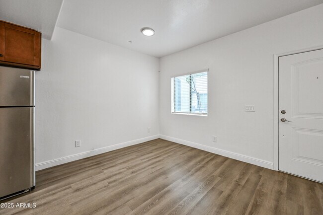 Building Photo - 4608 W Maryland Ave