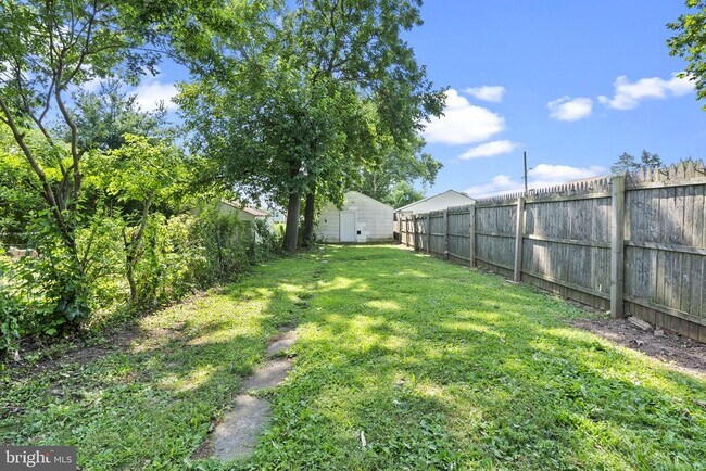 Building Photo - 832 Stanbridge St