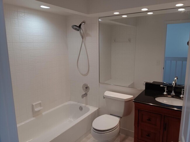 Building Photo - 23157 Fountain View Dr