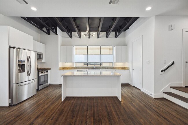 Building Photo - 1105 W 21st St