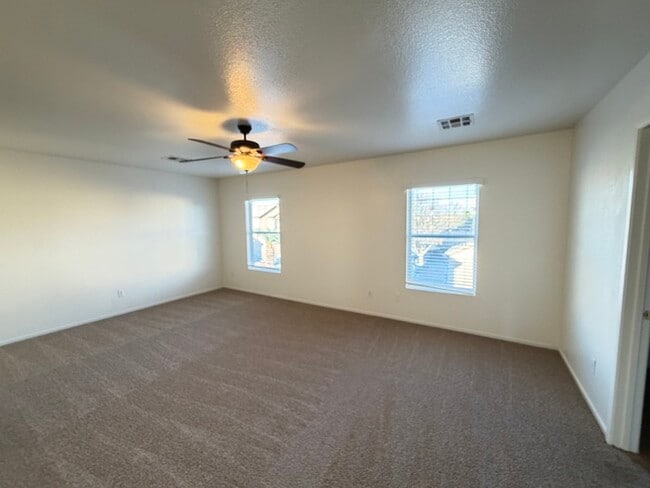 Building Photo - Carry Over Showing: This property has been shown before and will be rented to the first most qual...