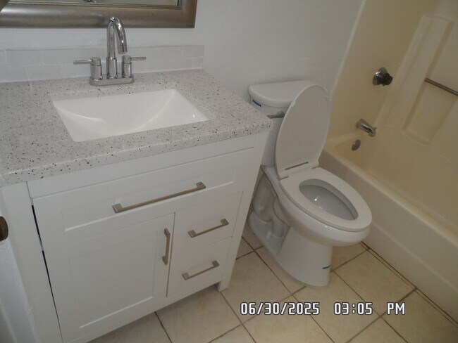 Building Photo - 3 Bedrooms, 2 Bathrooms, 3 Car Garage, Fir...