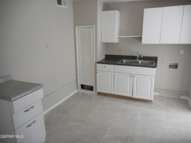 Building Photo - 3608 Sheppard Ave
