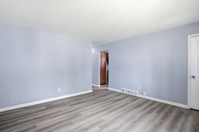 Building Photo - SPECTACULAR 3 BED/1 BATH IN LOVELY LINCOLN PARK! APPLY NOW!