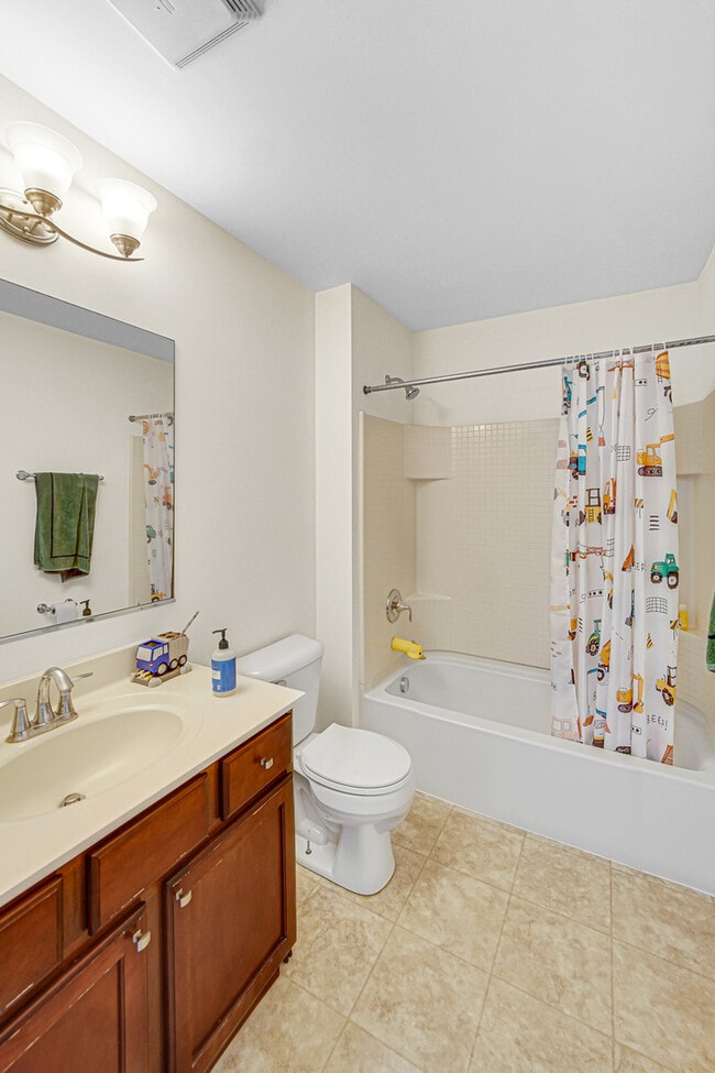 Building Photo - 2528 Dunraven Ave