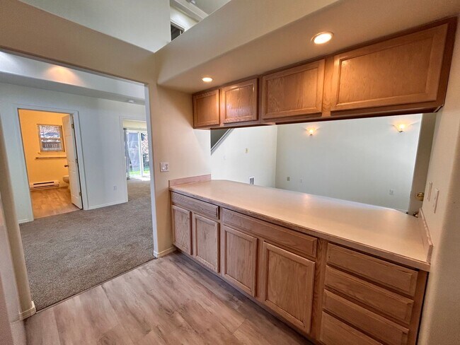Building Photo - 2 Bed/2 Bath Apartment in NE Bend - Worthington Court