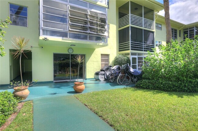 Building Photo - 1100 Ponce De Leon Cir