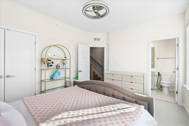 Building Photo - Stunning 4BR / 4.5BA End-Unit Townhome in Brambleton - Built in 2024!