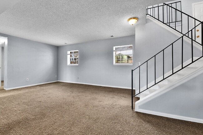 Building Photo - $2,540.95 with $300 off the first month's Rent- 4 Bedroom, 1.5 Bath, Single Family Home in Aurora...