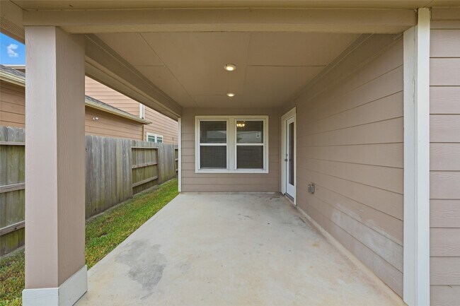 Building Photo - 7035 Toluca Dr