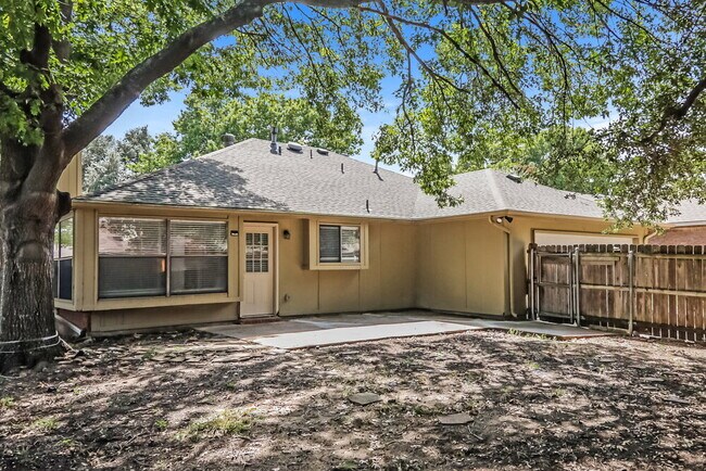 Building Photo - 703 Deep Well Dr