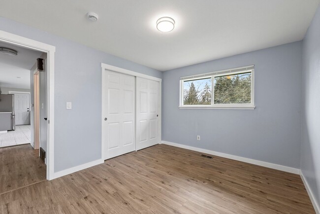 Building Photo - Spacious 3-Bed + Bonus Room in Lakewood | ...