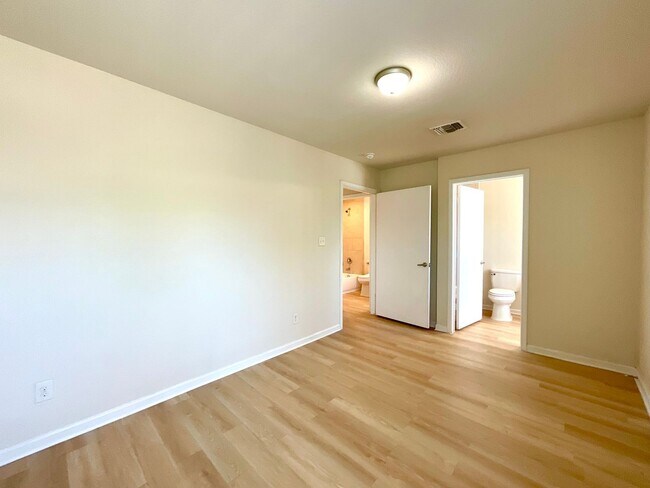 Building Photo - 1611 N Navidad St