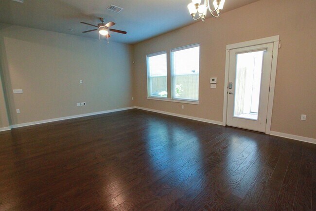 Building Photo - Beautiful 3 Bed / 2.5 Bath Home in Mueller