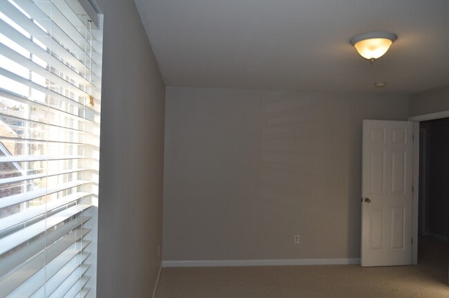 Building Photo - 1401 Peppermint Ln