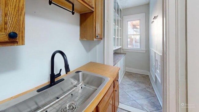 Building Photo - 65 Woodlawn St