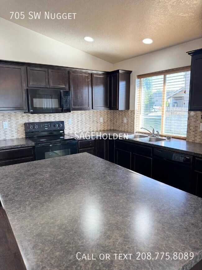 Building Photo - 705 SW Nugget-
