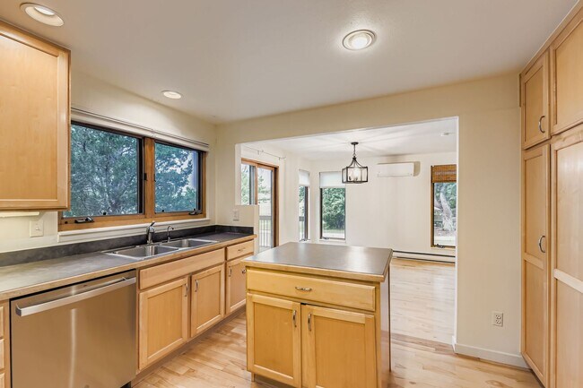 Building Photo - Beautiful 4-Bedroom Home with Mountain Vie...