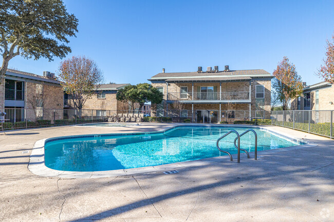 Pool - Alta Vista Apartments