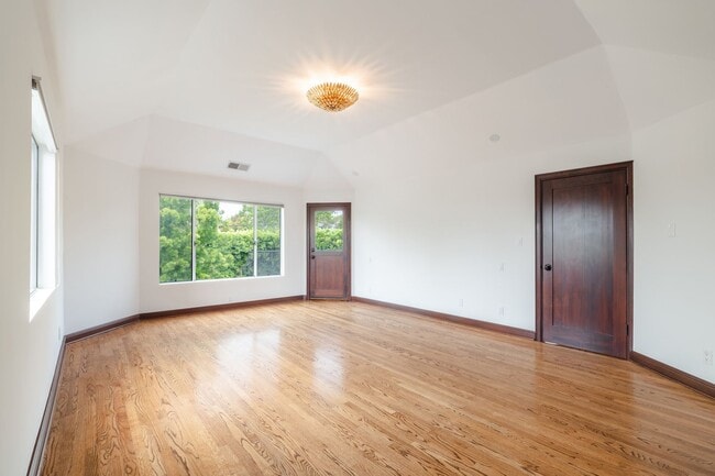 Building Photo - 6 Bed 5 Bath House with Fully Converted Co...