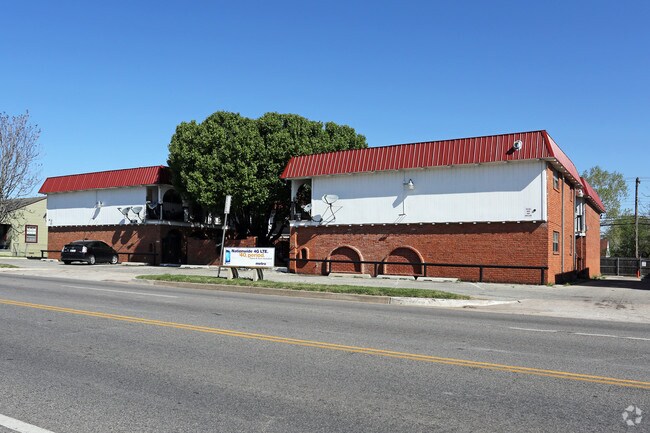 Primary Photo - El Placio Apartments