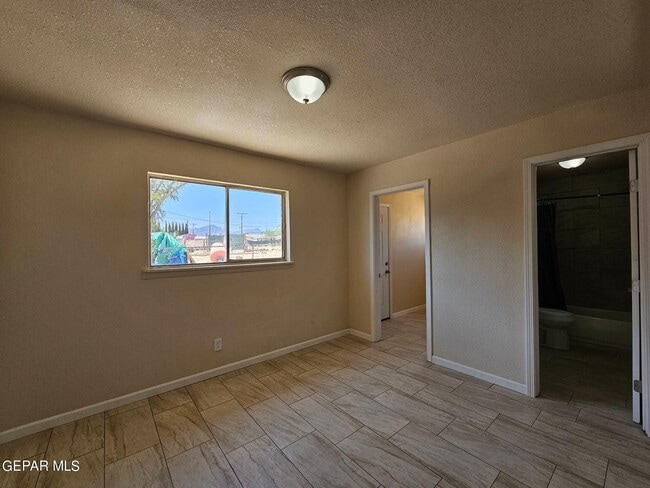 Building Photo - 6005 Tampa Ave