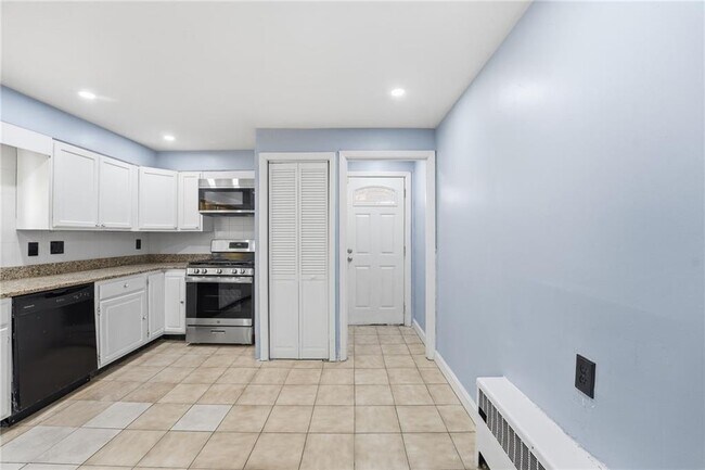 Building Photo - 5 Bradley St