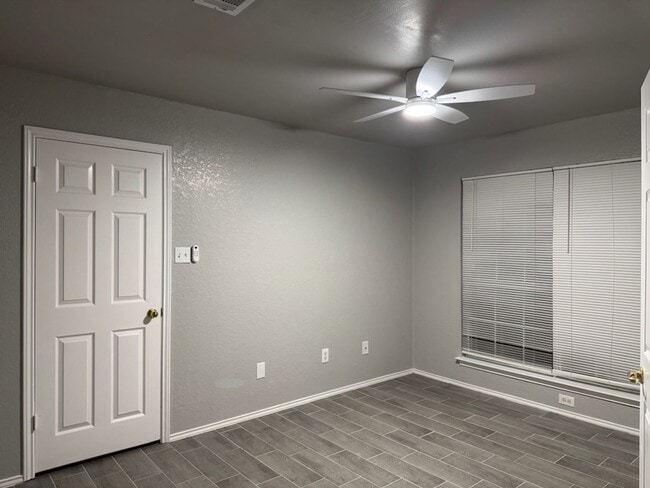 Building Photo - Remodeled 3 Bedroom Plus Bonus Room - Comi...