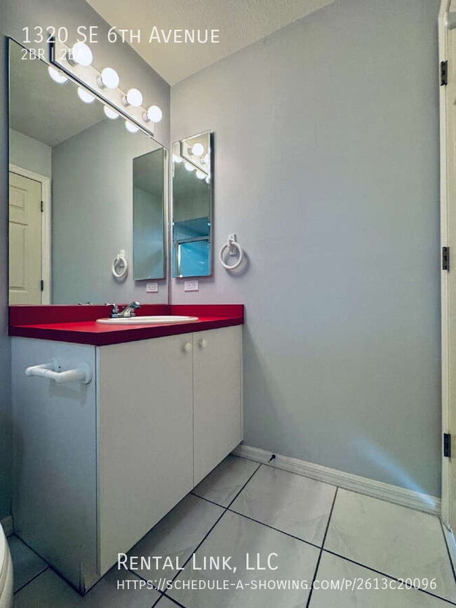 Building Photo - 1320 SE 6th Ave