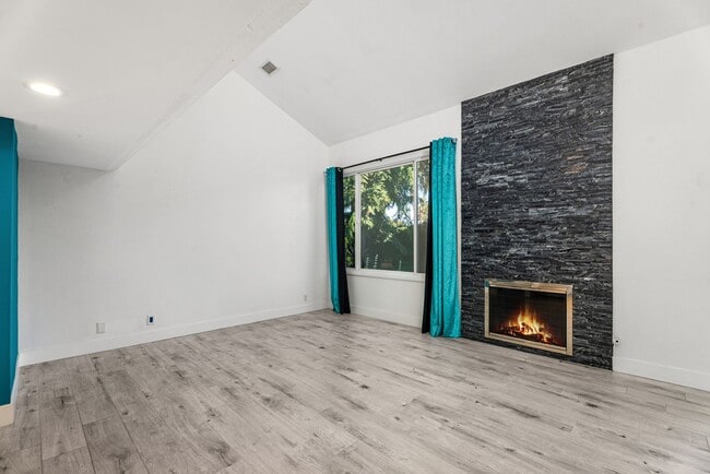 Building Photo - Charming, Light-Filled 2-Bed / 2.5-Bath Townhome with Private Yard & Garage Parking