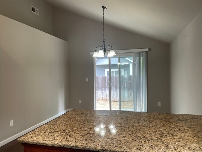 Building Photo - Beautiful 3 Bedroom 2 Bath Home Located in a Nice Medford Neighborhood