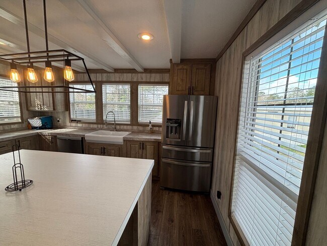 Building Photo - 8907 Deerwood Dr