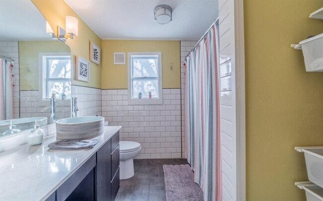 Building Photo - 1503 Newton St