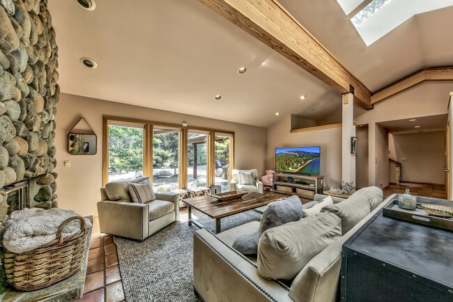 Building Photo - Perfect Location